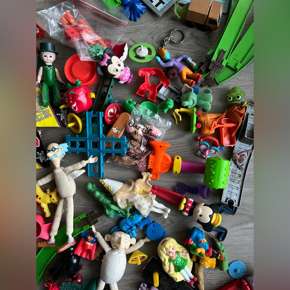 Huge lot of Vintage Toys / Collectibles!
